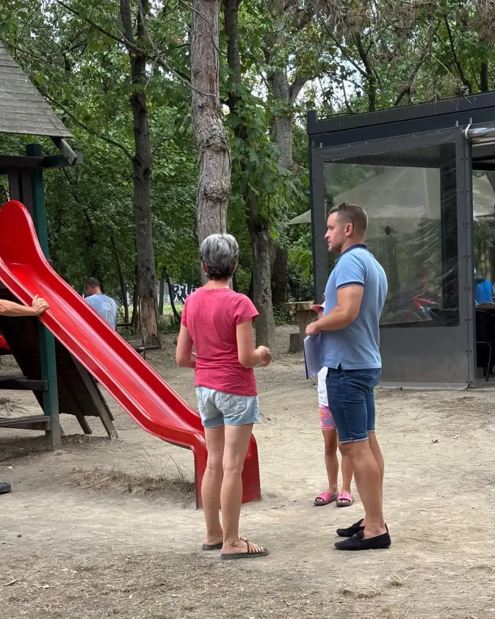 Ľubomír Nebeský v rozhovore s obyvateľkou na detskom ihrisku vo Vrakuni