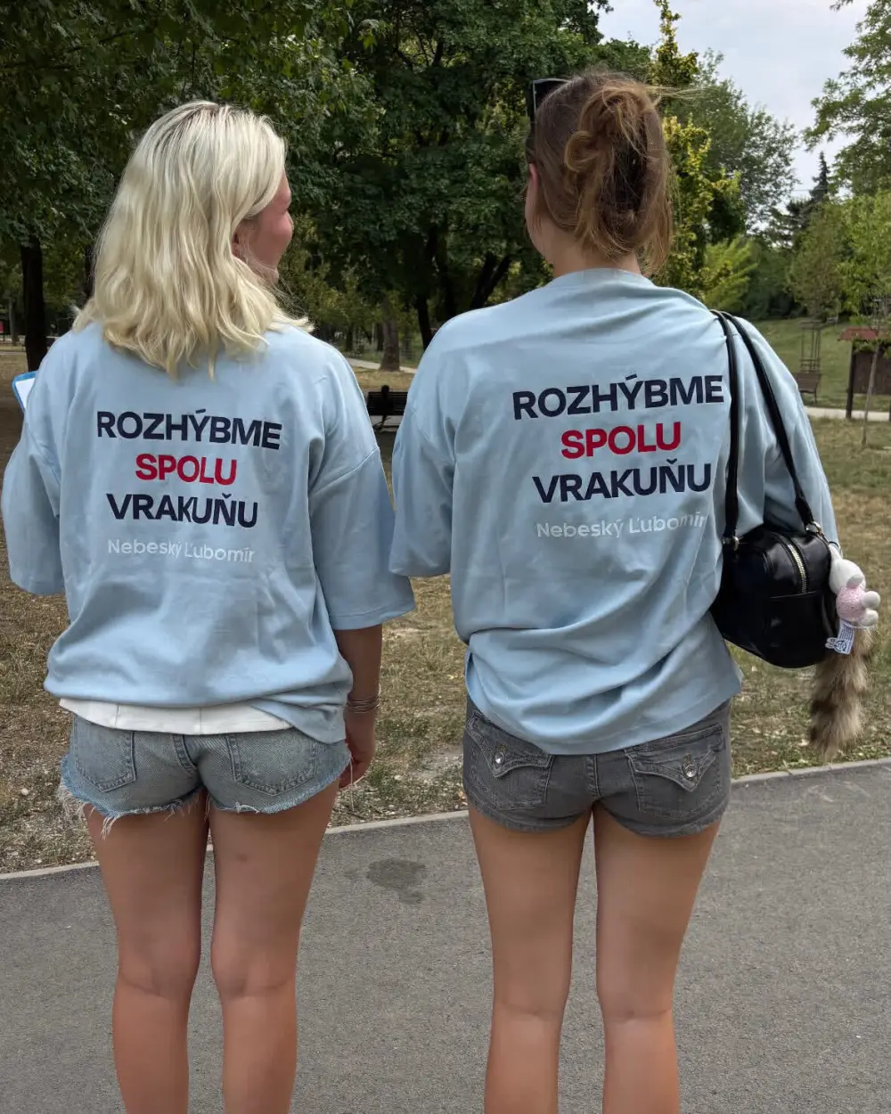 Kampaňový tím v tričkách Rozhýbme spolu Vrakuňu v Lesoparku Vrakuňa