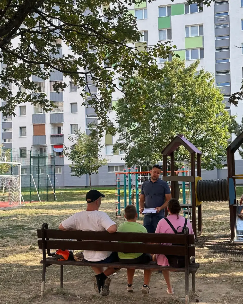 Rozhovor so susedmi na lavičke pri ihrisku medzi panelákmi vo Vrakuni