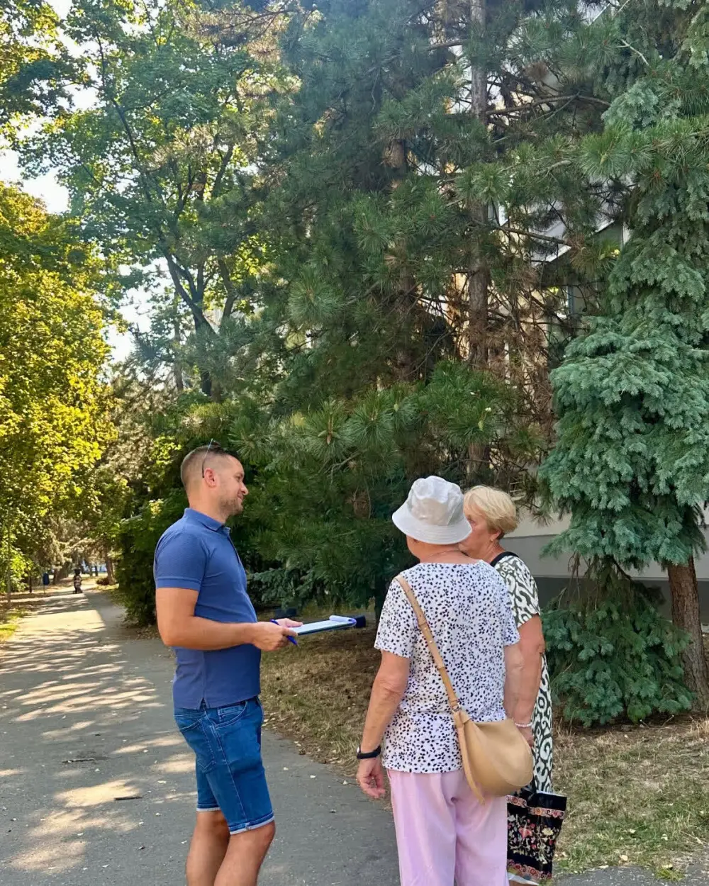 Ľubomír Nebeský sa rozpráva so staršími obyvateľkami Vrakune na chodníku