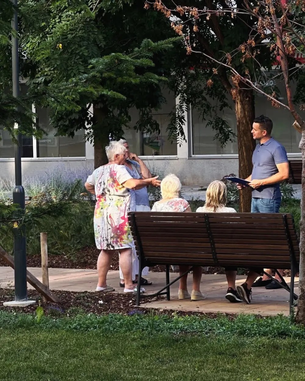 Stretnutie so seniormi pri lavičkách v parku vo Vrakuni